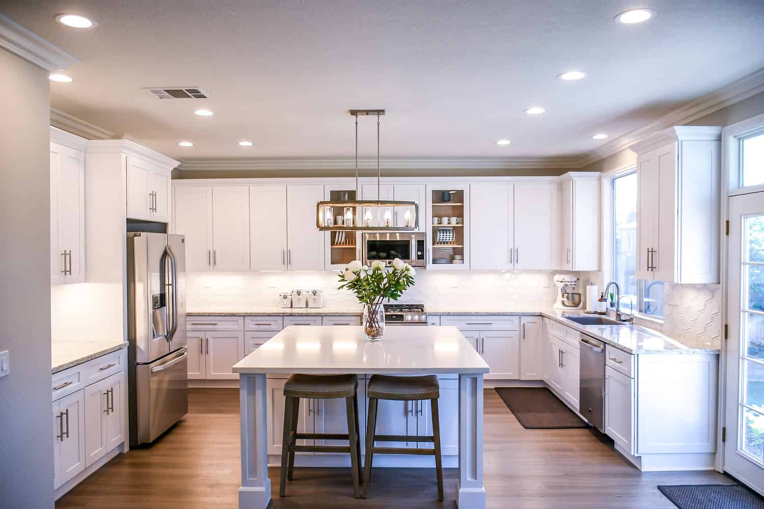 Clean & Bright Modern Kitchen